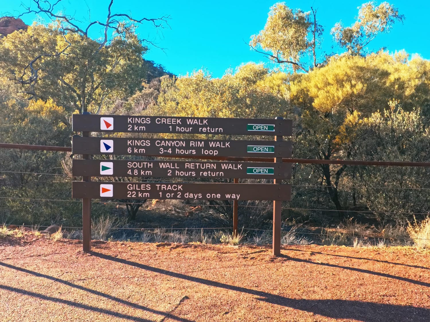 【烏魯魯國王峽谷】 Kings Canyon 一日遊健行路線怎麼走?登山路線/必拍景點/必雷Tips - 第2張圖 烏魯魯景點【國王峽谷】 Kings Canyon 一日遊健行路線怎麼走?